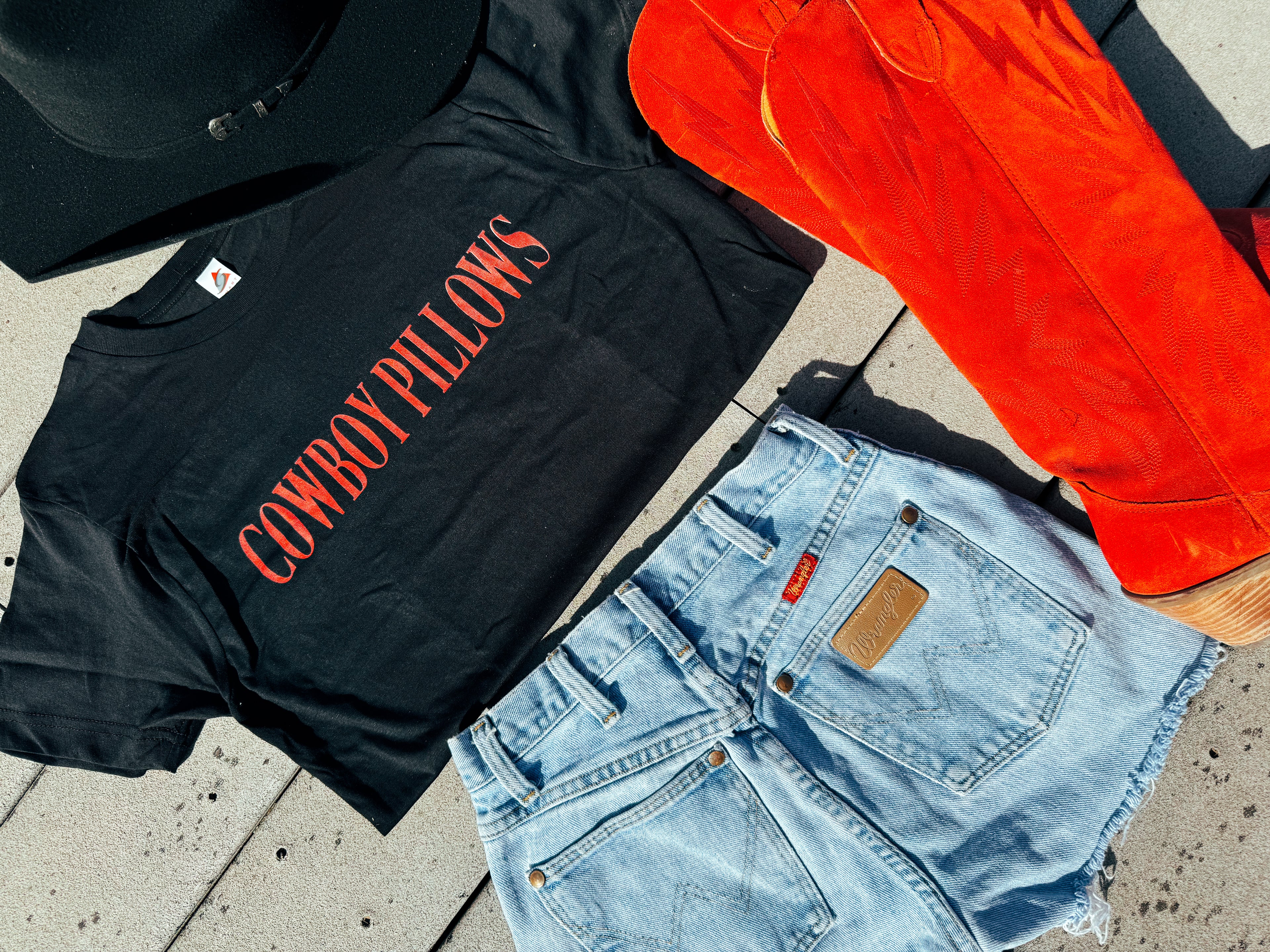COWBOY PILLOWS TEE
